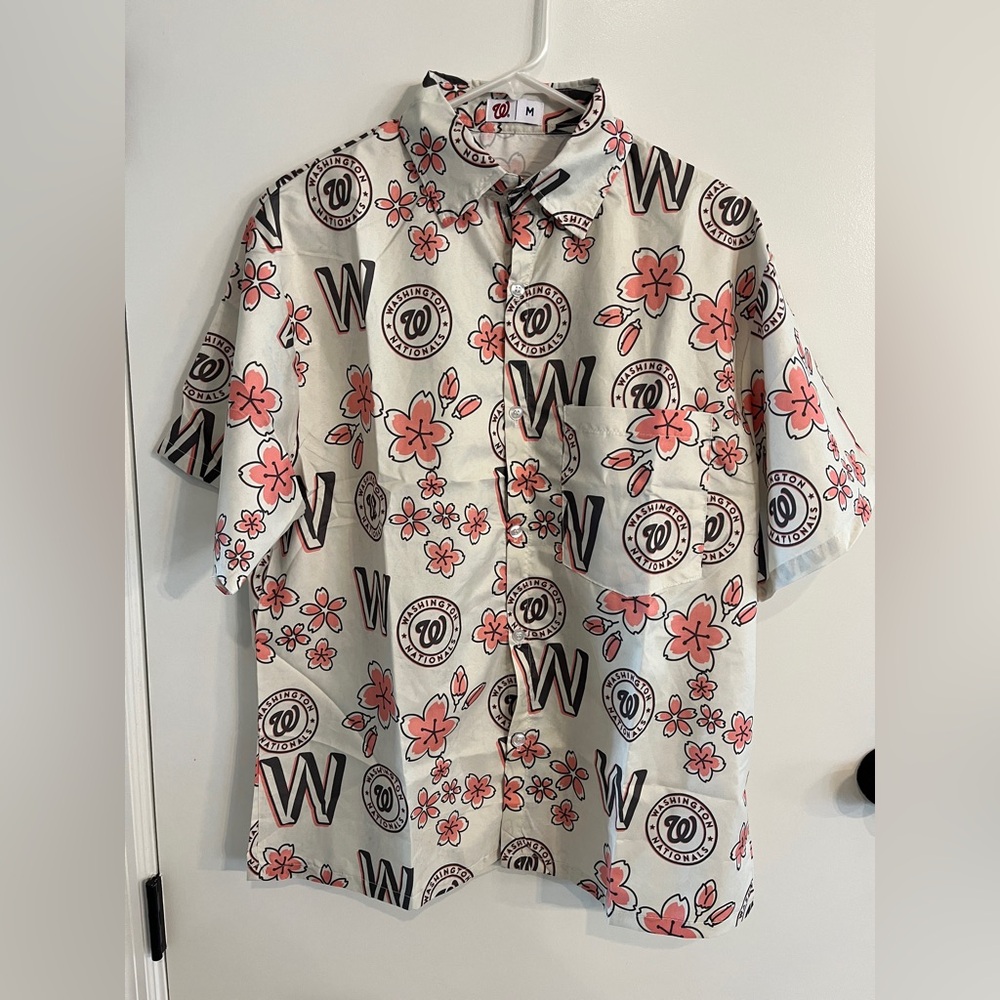 Men’s size medium Washington Nationals Beige Floral Hawaiian button down shirt
